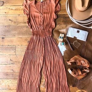 Rust jumpsuit with ruffle sleeve, accordion Mattel